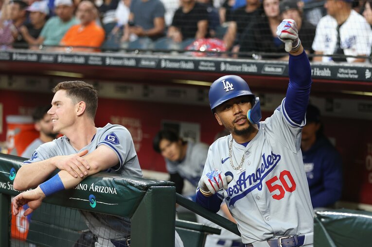 試合遅延の原因となった蜂の大群に「Beeing」するベッツ　©Getty Images