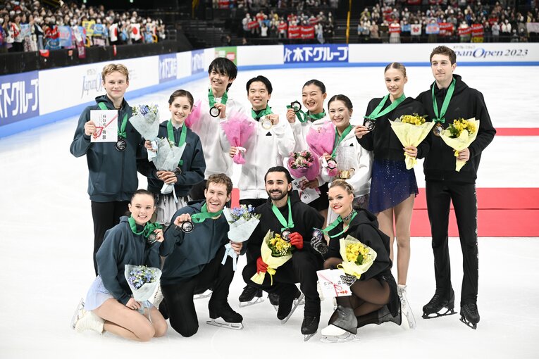 優勝した日本、2位の北米チーム、3位のヨーロッパチーム（前列）が一緒に笑顔で写真撮影　©︎Asami Enomoto