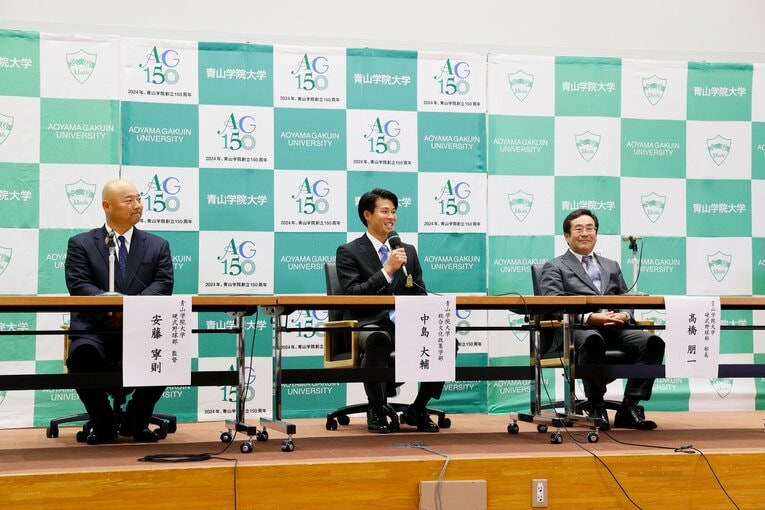 笑顔で記者の質問に答える中島大輔　©Shigeki Yamamoto