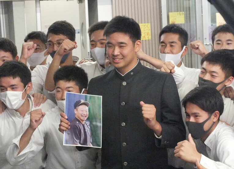 2020年10月のドラフトでオリックスから1位指名を受けた直後。制服姿の山下（福岡大大濠高で）　©JIJI PRESS