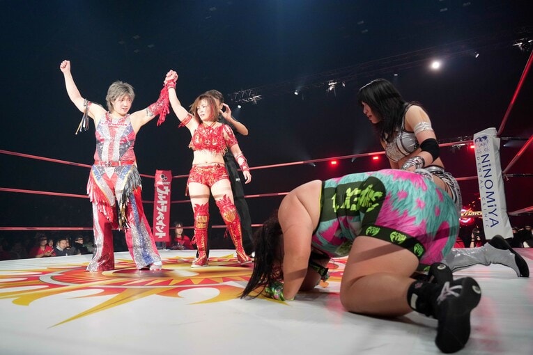 勝利した彩羽匠とSareee組　©Essei Hara