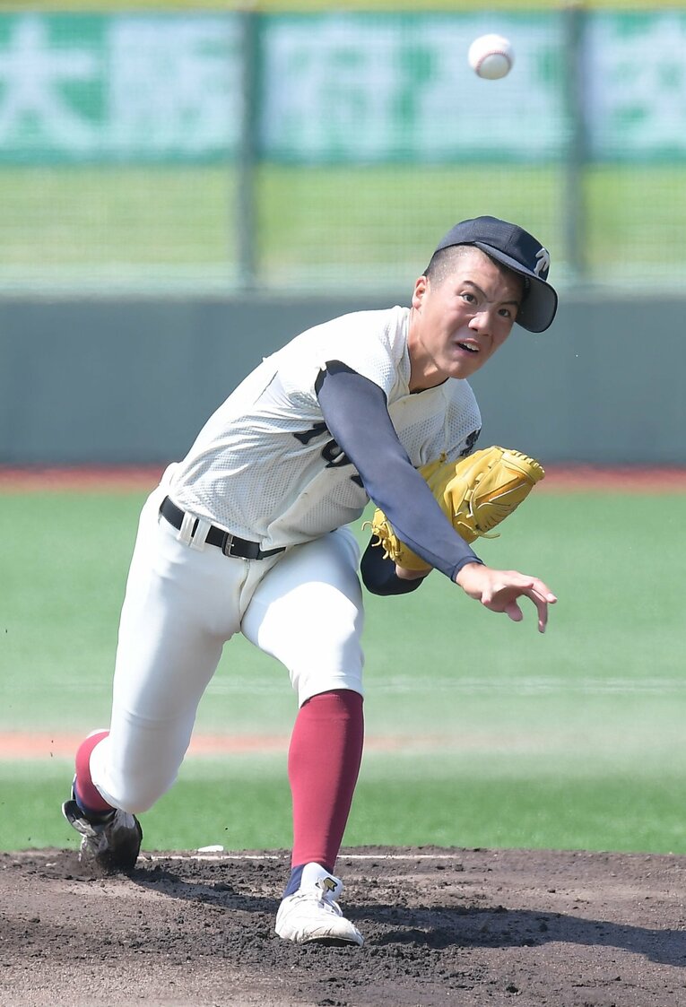 準々決勝で6回2死までノーヒット投球を披露した2年生・平嶋桂知　©Sankei Shimbun