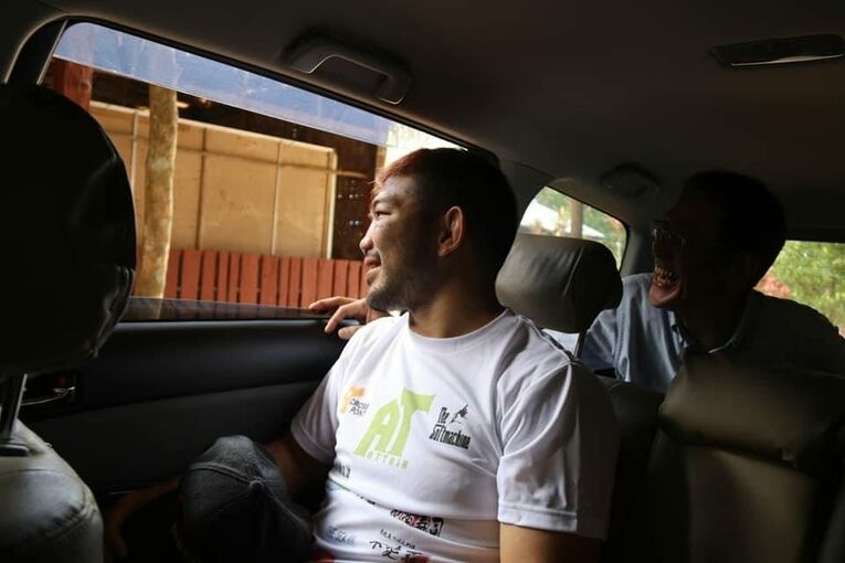 ミャンマーで移動中の渡慶次。次回の訪問はいつになるのか（本人提供）