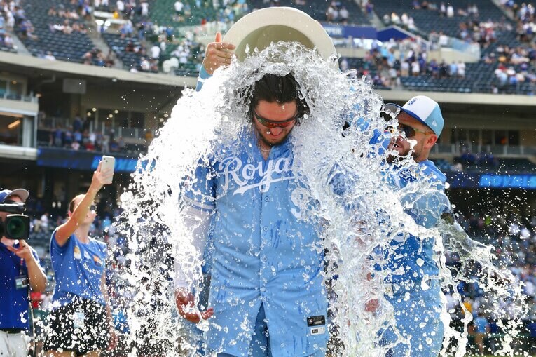 パスクアンティノはこの試合で3ラン本塁打を放ち、こんな祝福も　©Getty Images