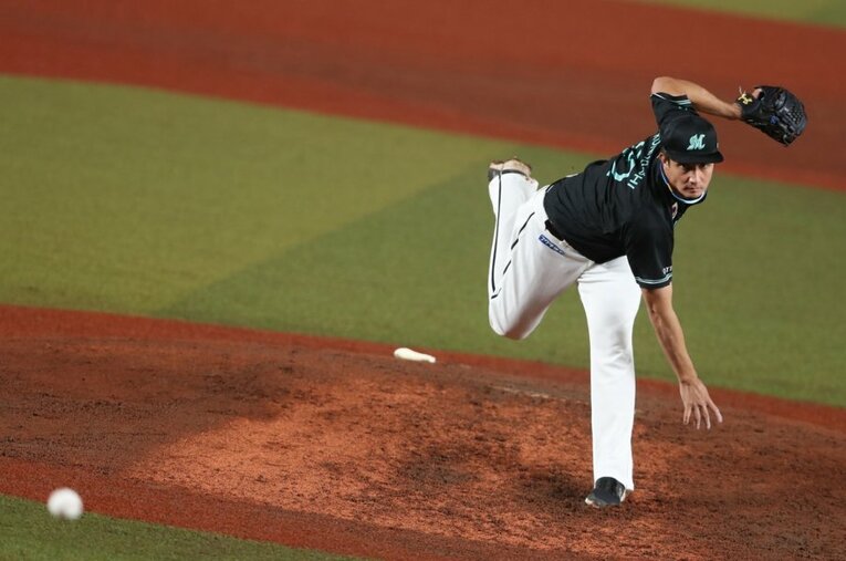 秀岳館高校から育成1位（2009年ドラフト）でベイスターズへ入団。今年6月14日にトレードでロッテへ加入し、8月27日に移籍後初勝利をマークした ／ photograph by Chiba Lotte Marines