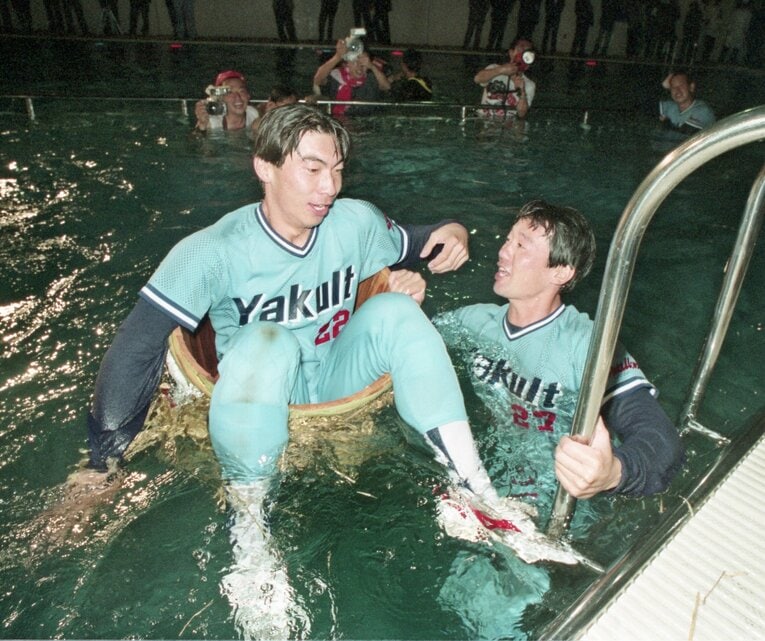 93年日本一の祝勝会で。ホテルニューオータニのプールに飛び込み日本酒の樽に乗る高津と古田敦也　©Sankei Shimbun