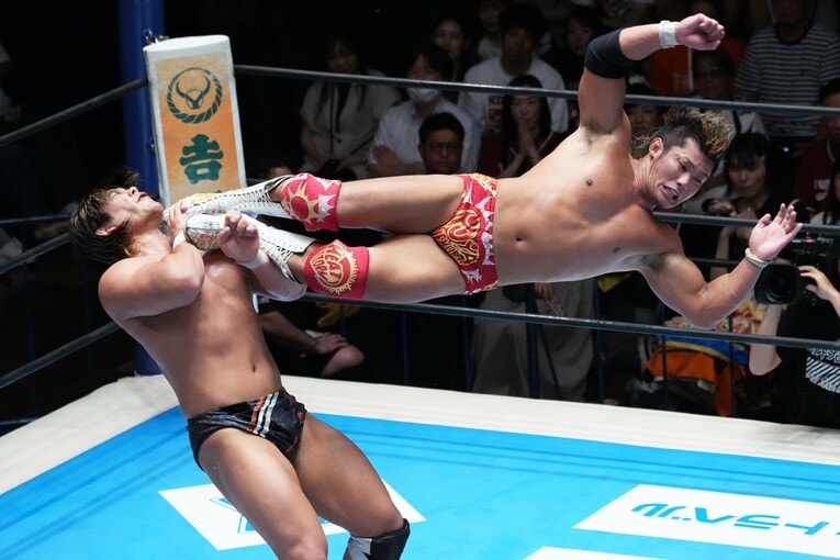 大岩陵平にドロップキックを叩き込む上村優也　©Essei Hara