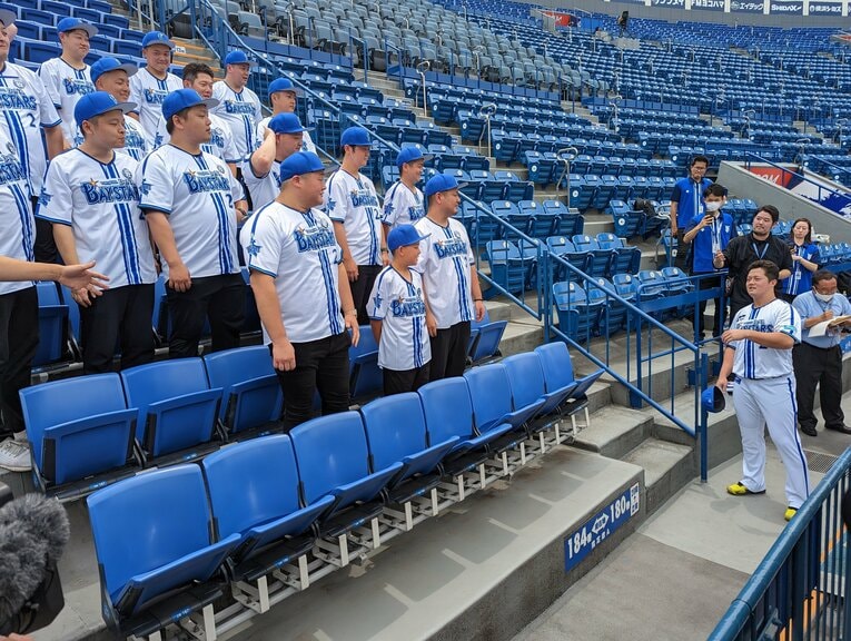 牧と影武者17人　©Yu Saito