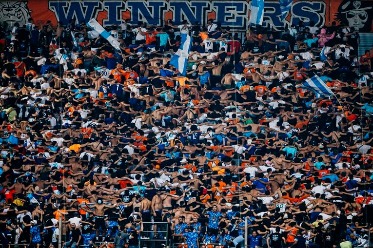 前半に2点を奪い、盛り上がるマルセイユサポーターたち。すでに半分が上半身裸だ　©Kiichi Matsumoto