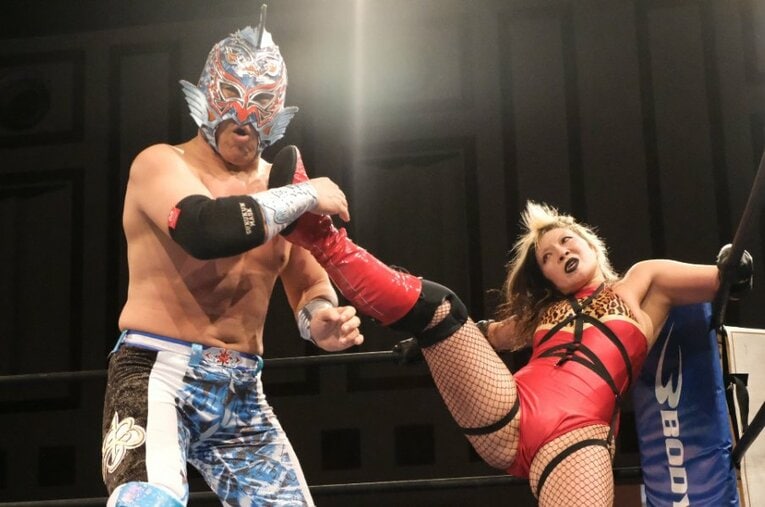 琉球ドラゴンプロレス代表のグルクンマスク（左）と、顔面蹴りを入れる女子選手のハイビスカスみぃ ／ photograph by Norihiro Hashimoto