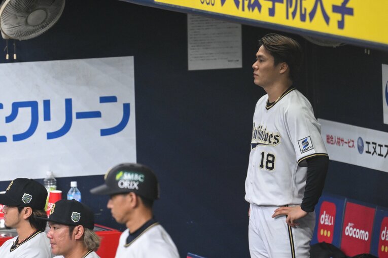 降板後、グラウンドを見つめる山本　©Nanae Suzuki