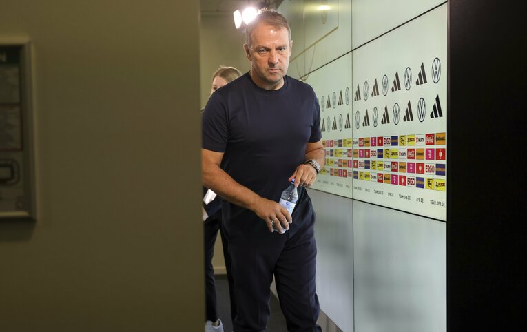 試合後、表情を失っていたフリック監督　©DPA/JIJI PRESS