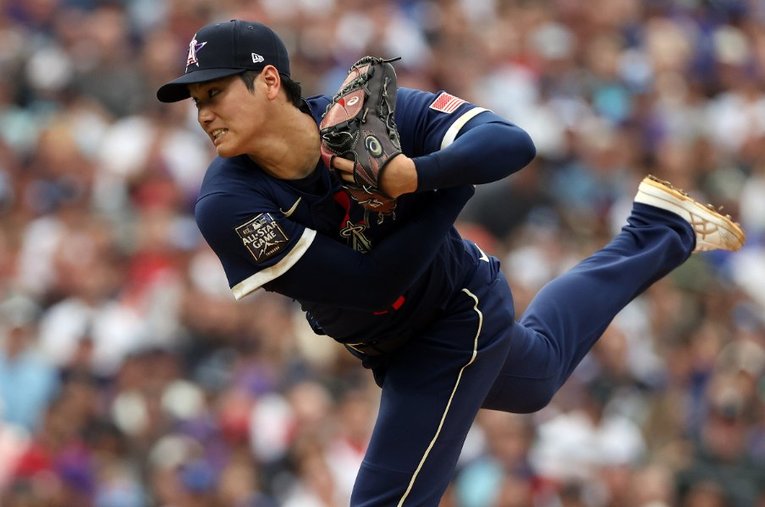 オールスターでも“二刀流”で話題を集めた大谷翔平。シーズン後半戦はエンゼルスを7年ぶりのプレーオフ進出に導けるかにも注目だ。 ／ photograph by Getty Images