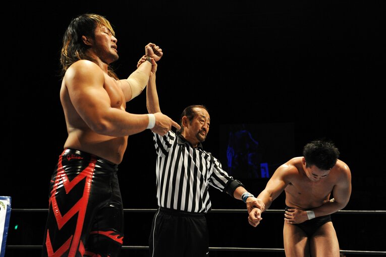 壮行試合で棚橋弘至に敗れた岡田かずちか。2010年1月31日、ディファ有明　©Essei Hara