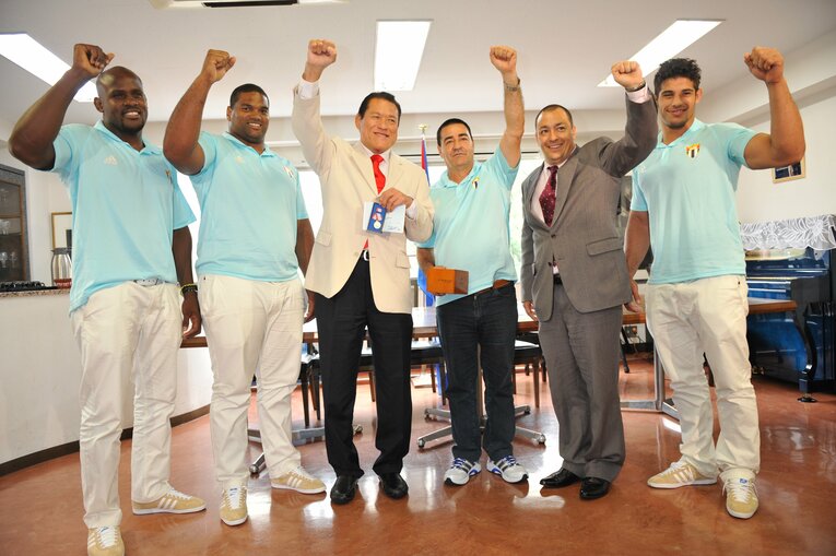 「背後からスゴい速さで…」アントニオ猪木が徹底した“多摩川の早朝ラン”、クソ真面目な鍛錬が「猪木プロレス」に必要だった理由(12)