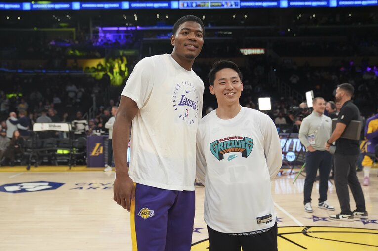 試合前、コートで言葉をかわした八村塁と河村勇輝　©︎AP/AFLO