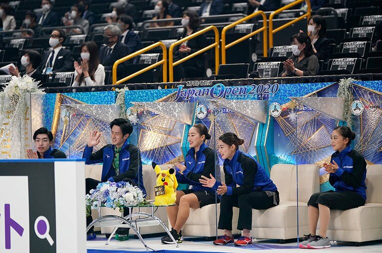 演技を終え観客の声援に手をふって応える山本草太。山本や樋口らのチームブルーが勝利して大会を終えた ／ photograph by Sunao Noto