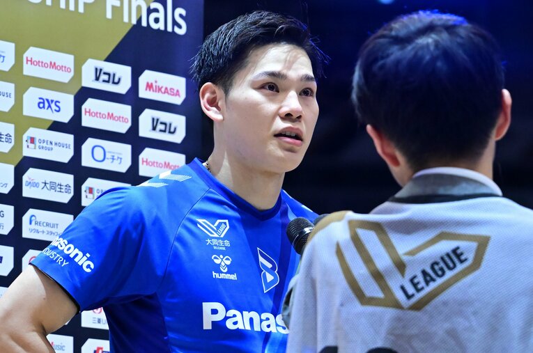 大阪ブルテオンのSVリーグ初優勝に貢献した主将・西田有志（26歳）。今季限りで引退する清水邦広へ「負けて引退させるわけにいかなかった」と目を赤く腫らした ／ photograph by AFLO SPORT