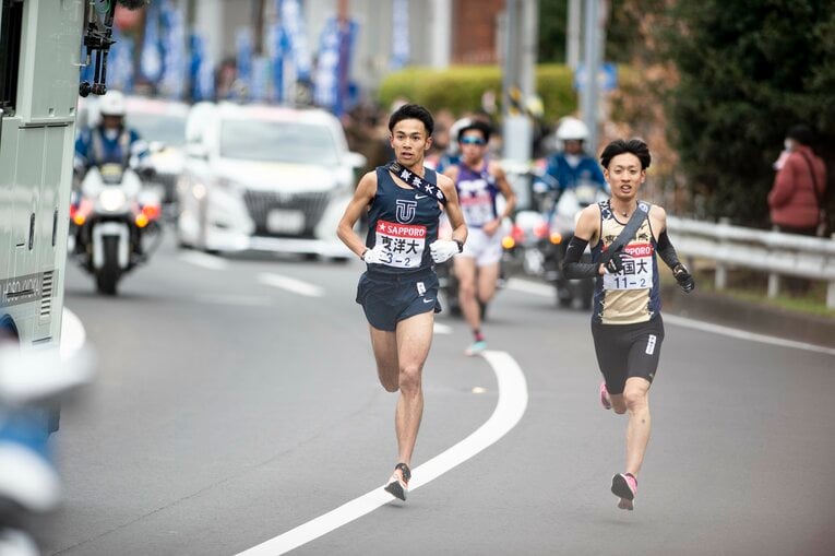 相澤晃（左・東洋大）と伊藤達彦（東国大）　第96回箱根駅伝 ／ photograph by Yuki Suenaga