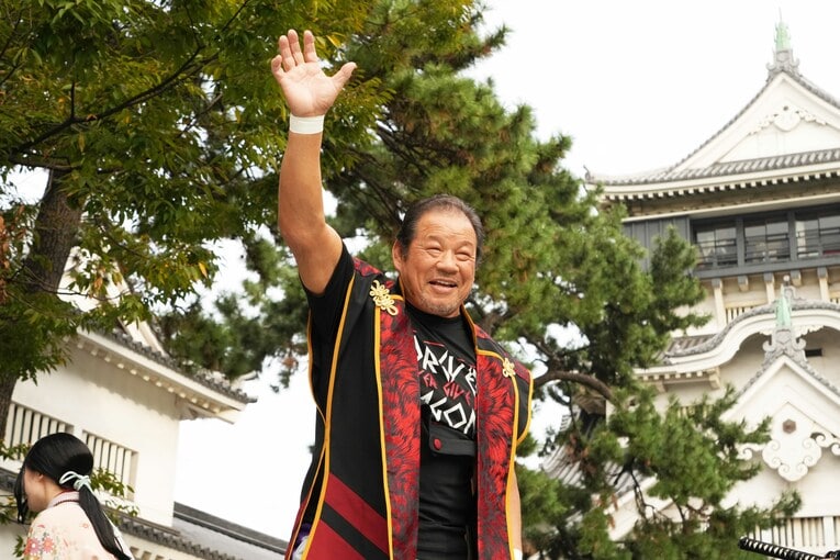 笑顔でファンに手を振る藤波辰爾　©Essei Hara