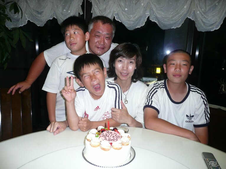 母の誕生会でおどける承信（父・東慶さん提供）