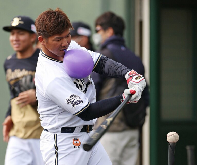 宮崎キャンプでも黙々と打撃練習に取り組んでいた頓宮（2023年2月）　©︎JIJI PRESS