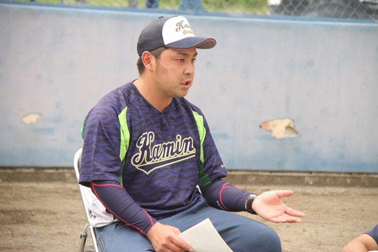 ミーティングをする佐伯友也監督