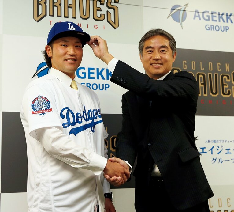 ドジャース入団時の北方悠誠（左）と鈴木陽吾ドジャース日本担当スカウト。北方は地元で働きながら子どもたちを指導　©︎Asahi Shimbun