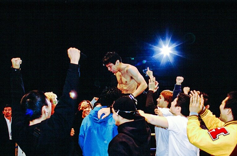 仲間たちに祝福される大石　©Susumu Nagao