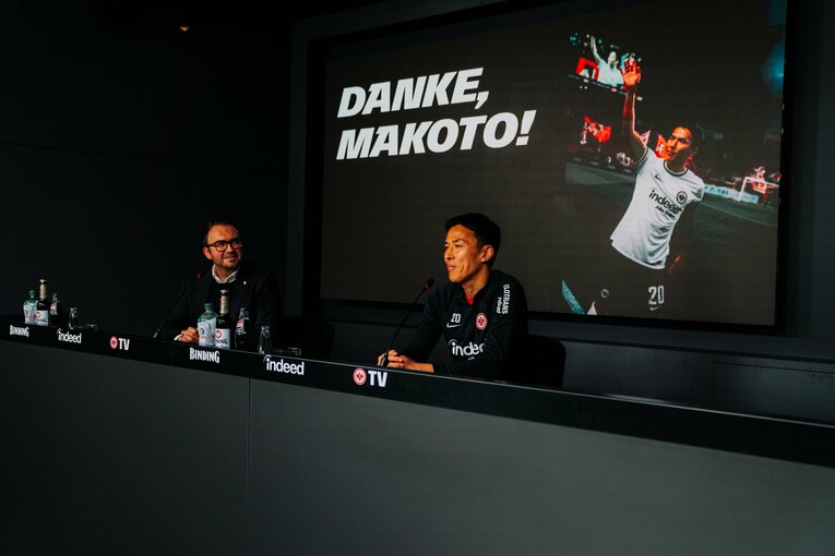 広報担当者から視線を送られる長谷部。通訳なしで流暢なドイツ語で地元記者の質問に答えた　写真はクラブ広報提供