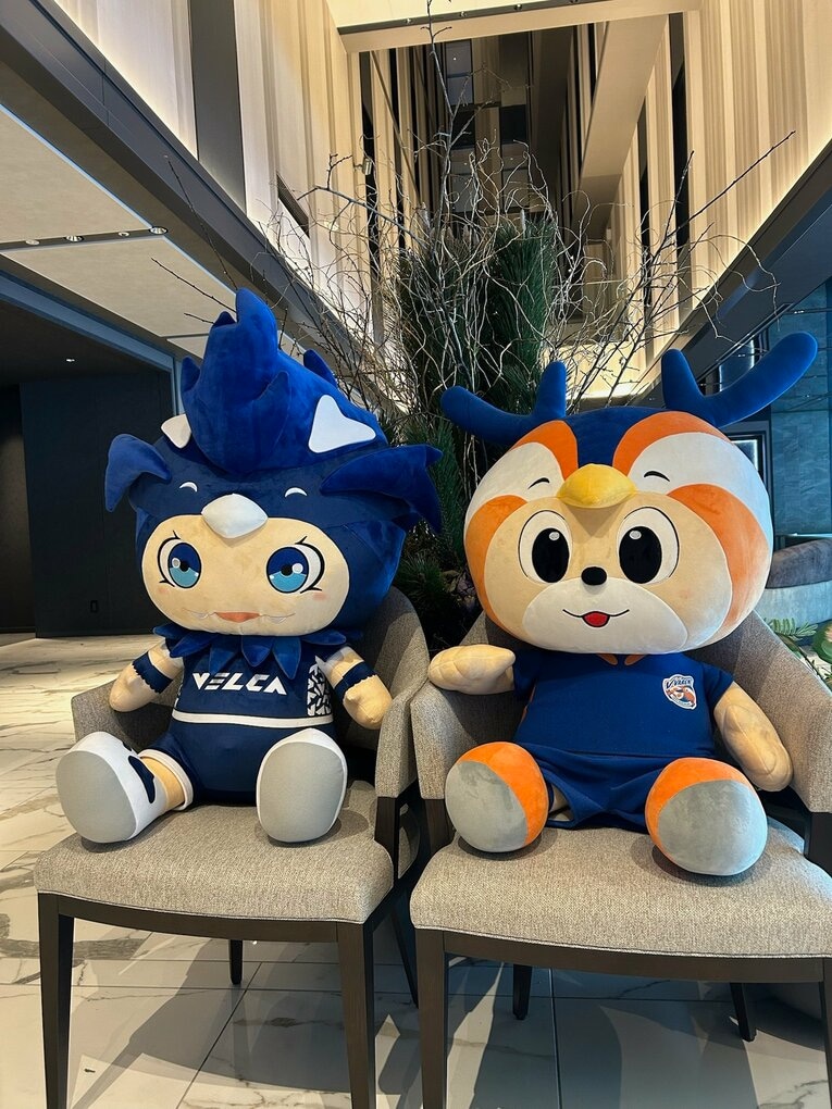 高級感あるモダンな造りのラウンジでも、至る所にフットボールの香りを感じる