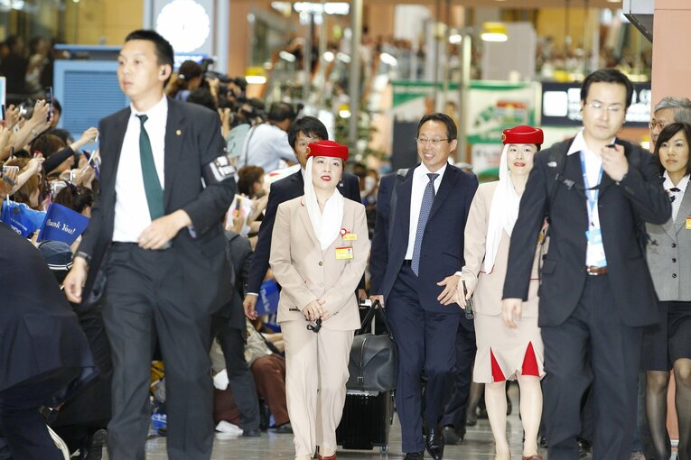 南アフリカW杯でベスト16に進出し、関西国際空港で多くのサポーターに出迎えられる岡田武史監督　©Tamon Matsuzono