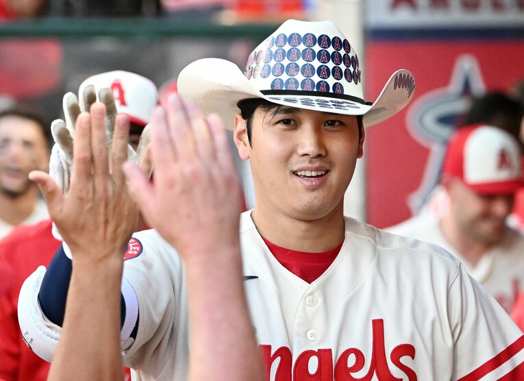 6月28日、17号本塁打を放ち、カウボーイハットを被る大谷　©Getty Images