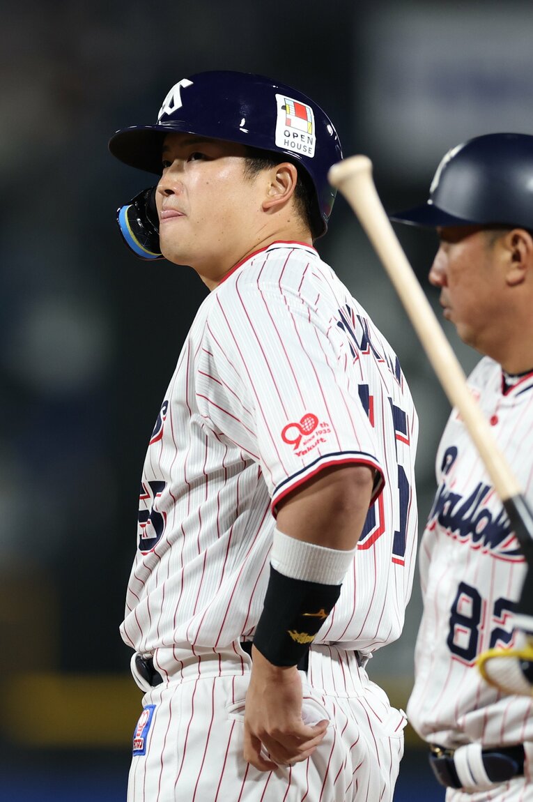 復帰戦となった4月17日の阪神戦に出場も、怪我が再発し途中交代した　©JIJI PRESS