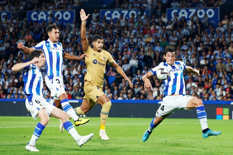 久保建英は「2ケタ得点」狙えるのでは…名手シルバと“精度の差”はあれど、カメラマンが感じたワケ〈バルサ戦好守で同点弾の起点〉(36)