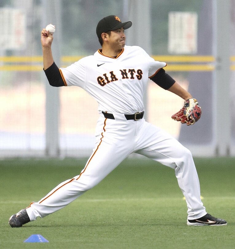 キャンプでキャッチボールする菅野　©JIJI PRESS