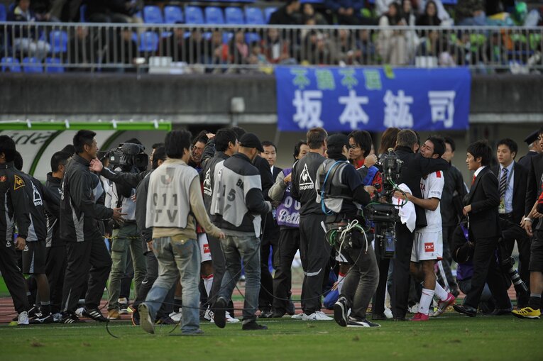 2010年J1優勝を決めたベルマーレ戦後にストイコビッチ監督と抱き合う玉田　©Takuya Sugiyama