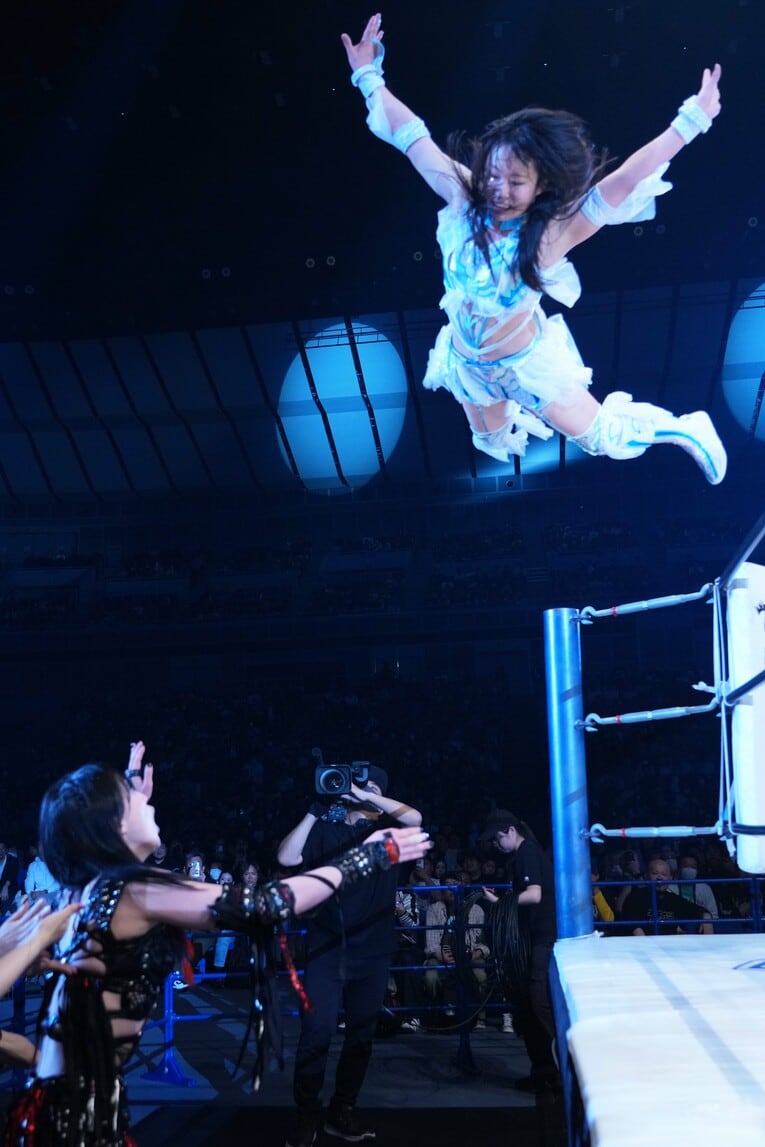 場外の上谷沙弥にプランチャを放つ玖麗さやか　©Essei Hara