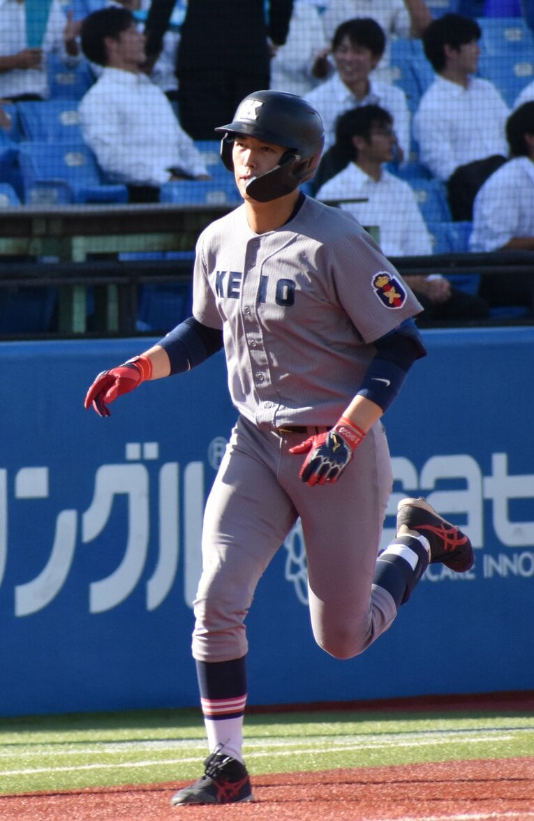 10月7日、清原正吾は東大戦でリーグ戦2号を放った　©JIJI PRESS