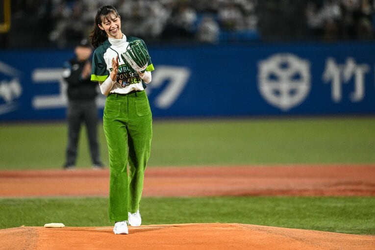 日本シリーズ2022の第2戦、神宮球場のマウンドで始球式を務めた中条あやみの投球！©︎Nanae Suzuki