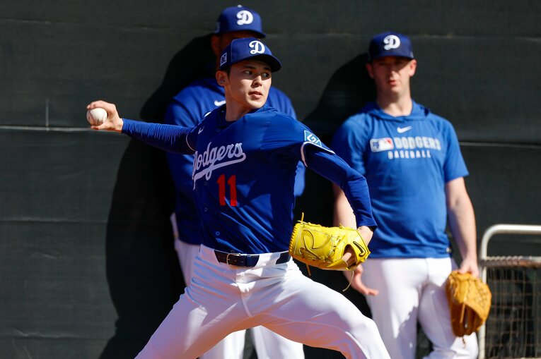 キャンプ地でブルペン入りする佐々木朗希　©︎Getty Images