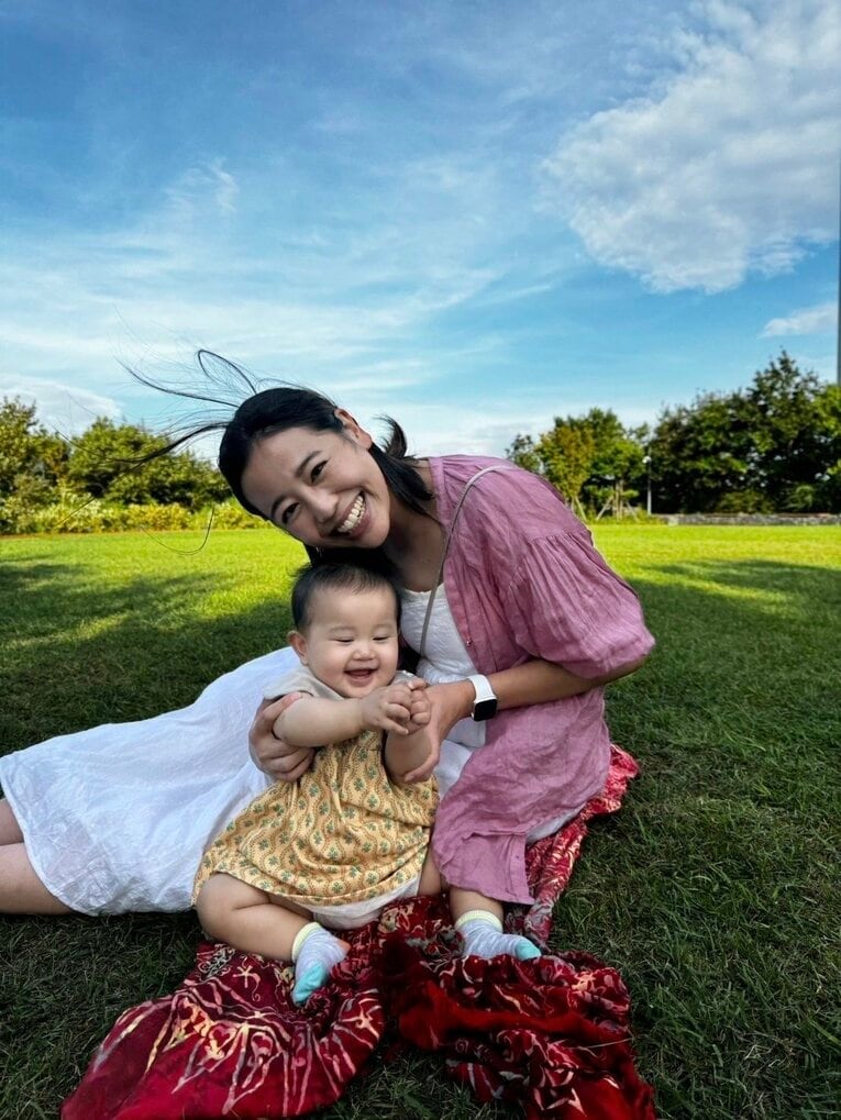 今年2月に出産した長女と　©本人提供