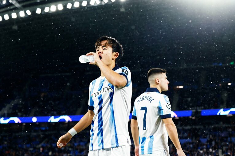 水を飲む姿にも雨が写り込む　©Daisuke Nakashima