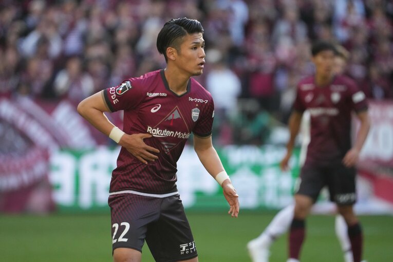 痛めた腹部をおさえる佐々木大樹　©Masashi Hara