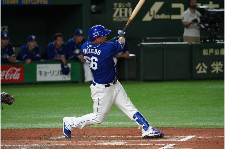 ビシエドの豪快スイング（3／4枚目、2020年撮影）　©Hideki Sugiyama