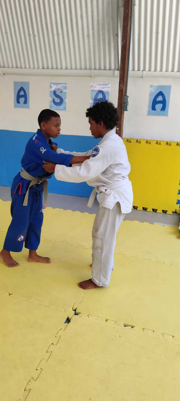 最も熱心で才能があるというファブリシオ君（左）。11歳だが、栄養状態が良くないせいか、年齢の割に小さい