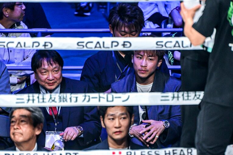 リングサイドで試合を見つめる井上尚弥　©Takuya Sugiyama