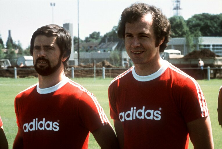 若き日のゲルト・ミュラーとフランツ・ベッケンバウアー　©︎Getty Images