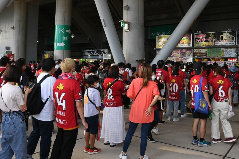 鹿島アントラーズの本拠地・カシマサッカースタジアムのコンコースの様子。「JリーグNo.1」とも評される同地のスタグルの秘密に迫った ／ photograph by Masashi Hara