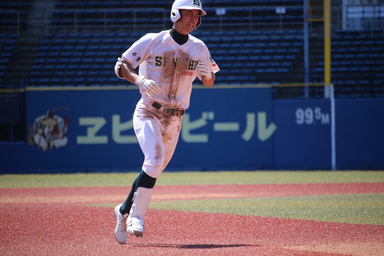 サヨナラ満塁優勝ホームランを放ち、泣きながらダイヤモンドを回る吉岡道泰　©︎Mamu Takagi